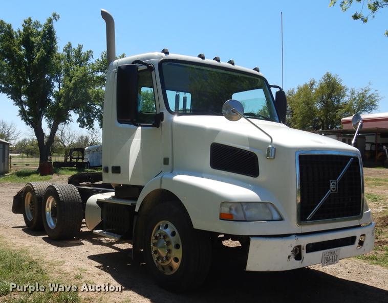 image for item DE8546 2012 Volvo VNM62T200 semi truck