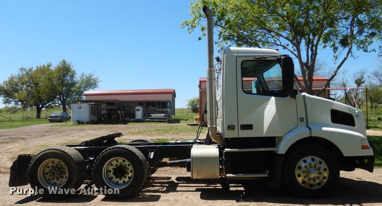 image for item DE8546 2012 Volvo VNM62T200 semi truck