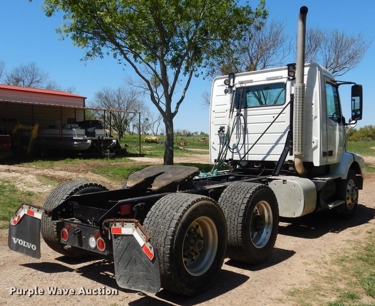 image for item DE8546 2012 Volvo VNM62T200 semi truck