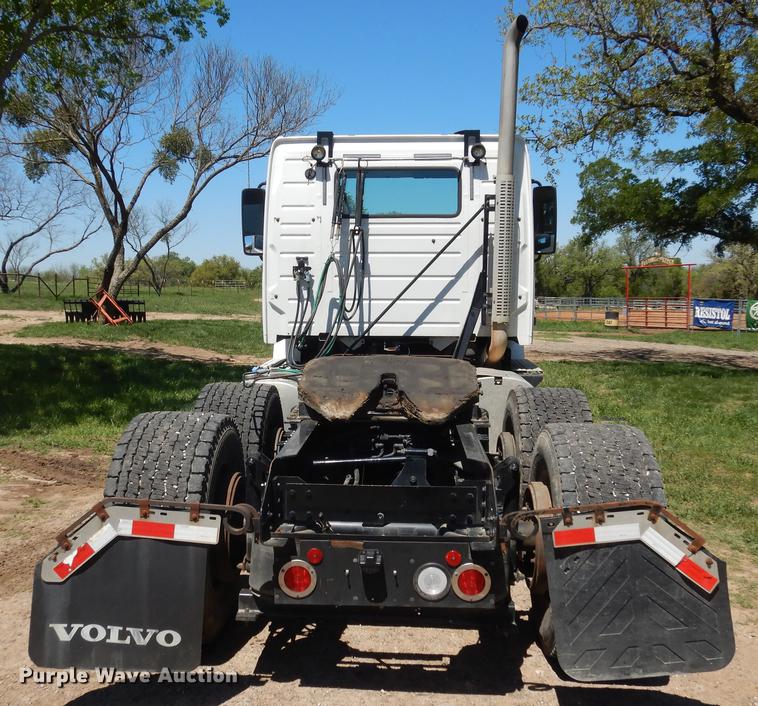 image for item DE8546 2012 Volvo VNM62T200 semi truck