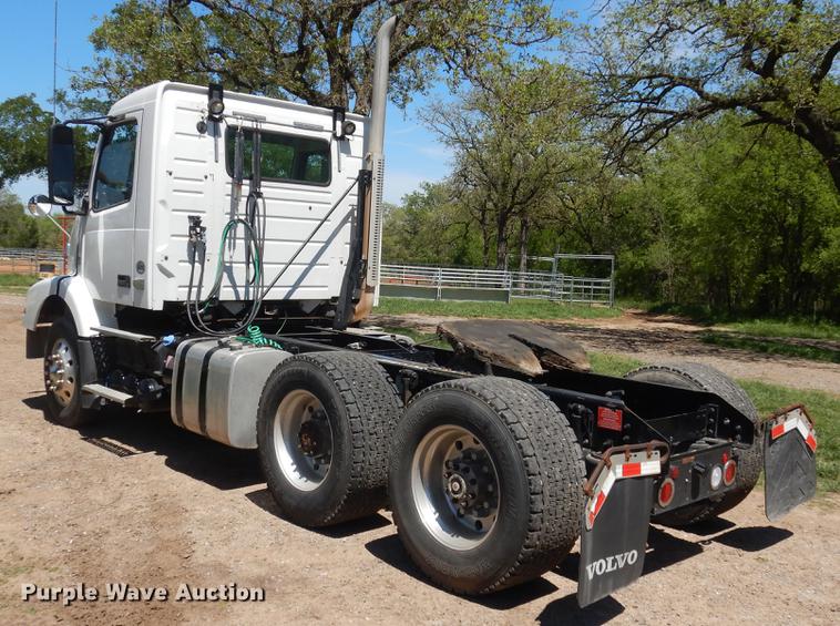 image for item DE8546 2012 Volvo VNM62T200 semi truck