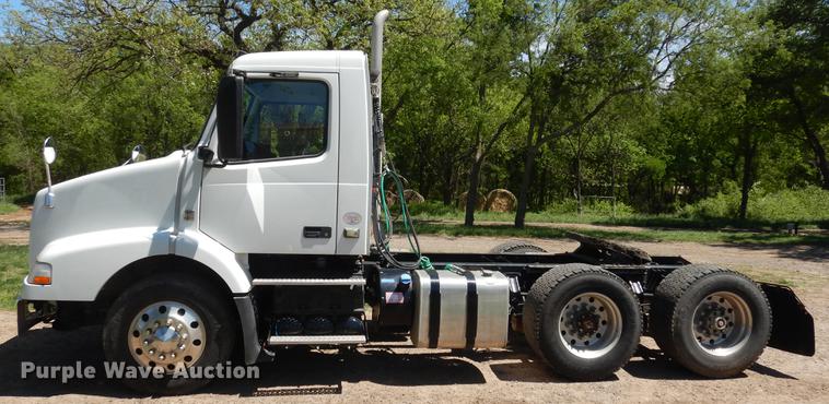 image for item DE8546 2012 Volvo VNM62T200 semi truck