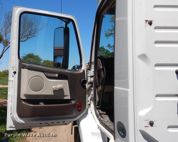 image for item DE8546 2012 Volvo VNM62T200 semi truck