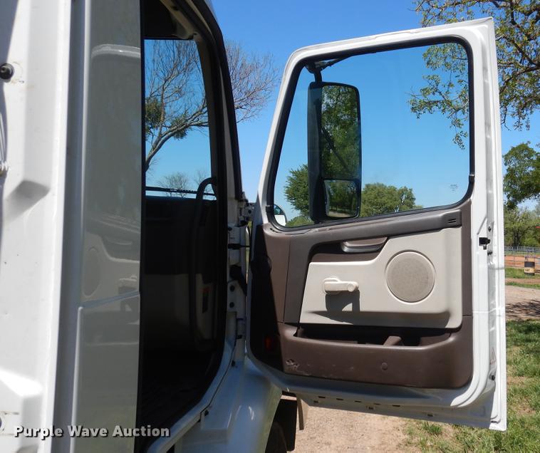 image for item DE8546 2012 Volvo VNM62T200 semi truck