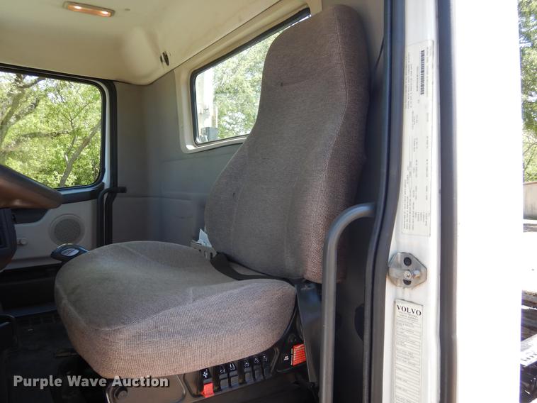 image for item DE8546 2012 Volvo VNM62T200 semi truck