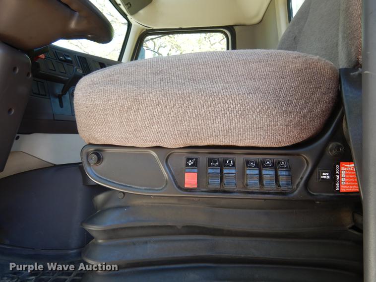 image for item DE8546 2012 Volvo VNM62T200 semi truck