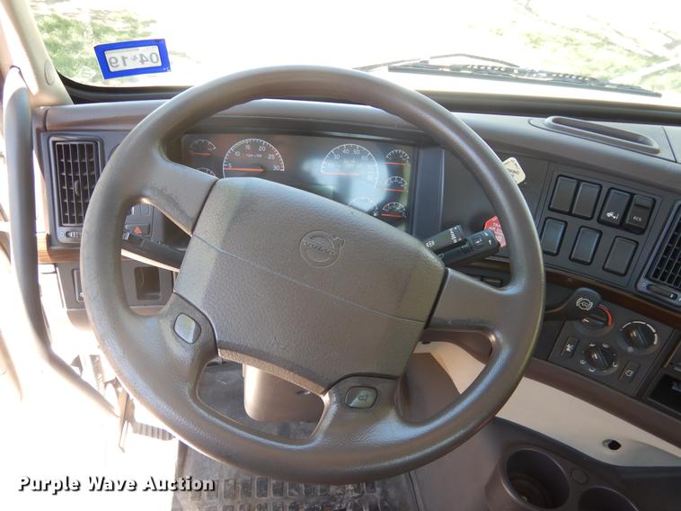 image for item DE8546 2012 Volvo VNM62T200 semi truck