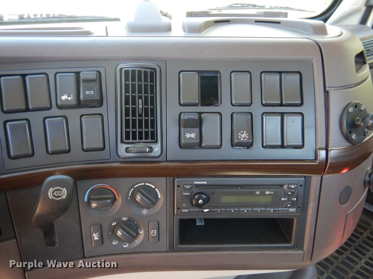 image for item DE8546 2012 Volvo VNM62T200 semi truck