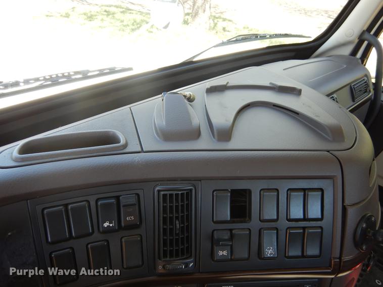 image for item DE8546 2012 Volvo VNM62T200 semi truck