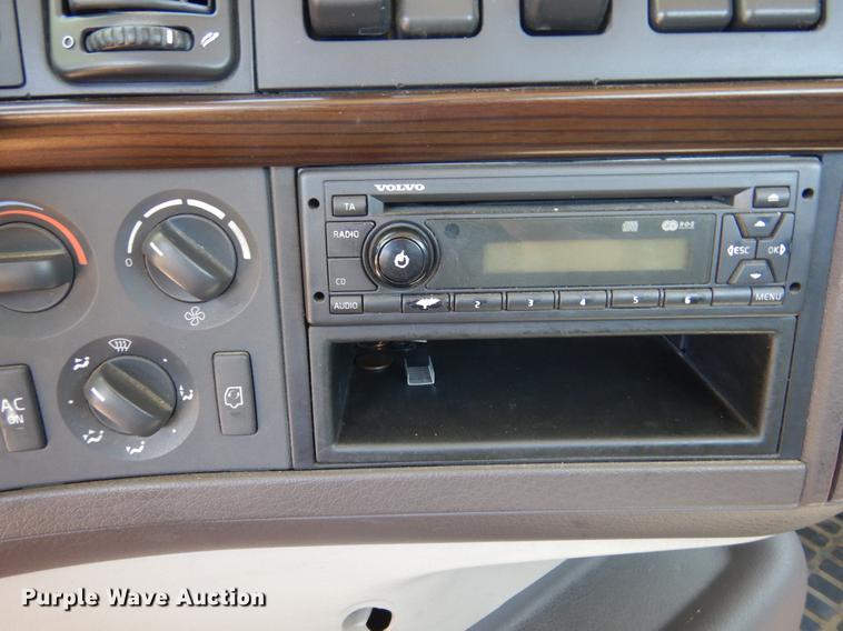 image for item DE8546 2012 Volvo VNM62T200 semi truck