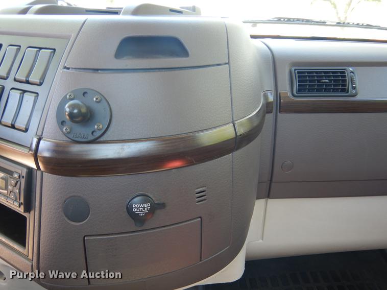 image for item DE8546 2012 Volvo VNM62T200 semi truck