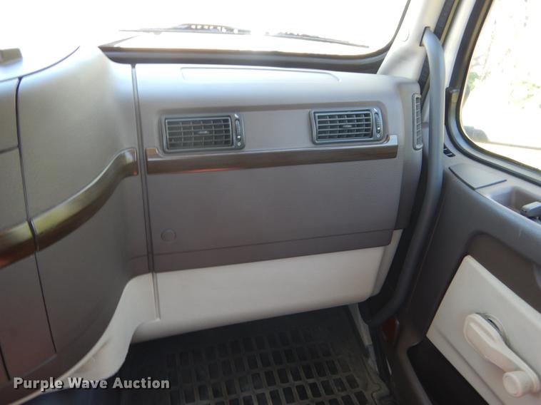 image for item DE8546 2012 Volvo VNM62T200 semi truck