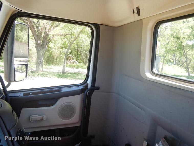 image for item DE8546 2012 Volvo VNM62T200 semi truck