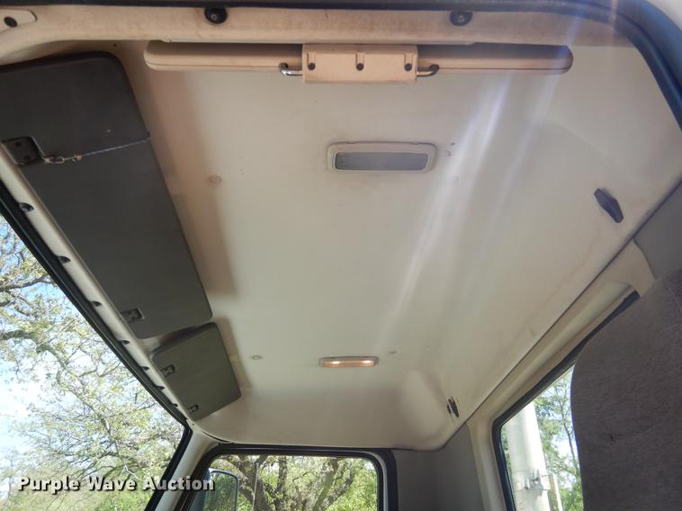 image for item DE8546 2012 Volvo VNM62T200 semi truck