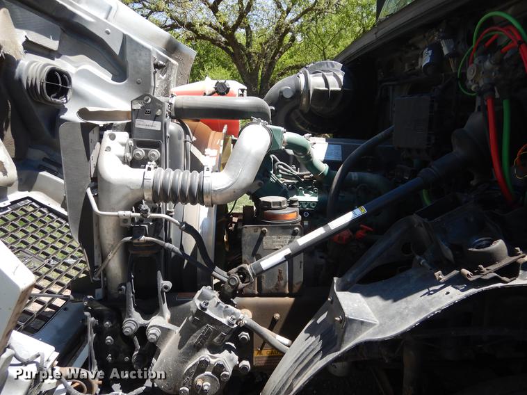 image for item DE8546 2012 Volvo VNM62T200 semi truck