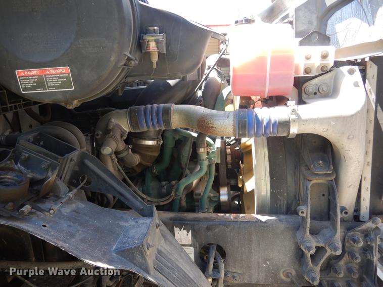 image for item DE8546 2012 Volvo VNM62T200 semi truck