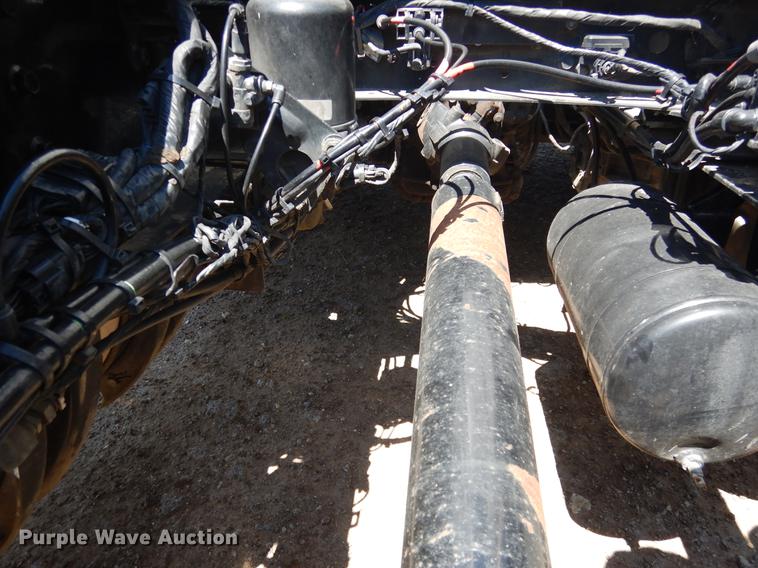 image for item DE8546 2012 Volvo VNM62T200 semi truck