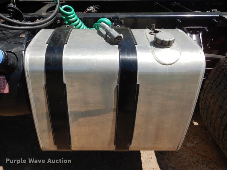 image for item DE8546 2012 Volvo VNM62T200 semi truck