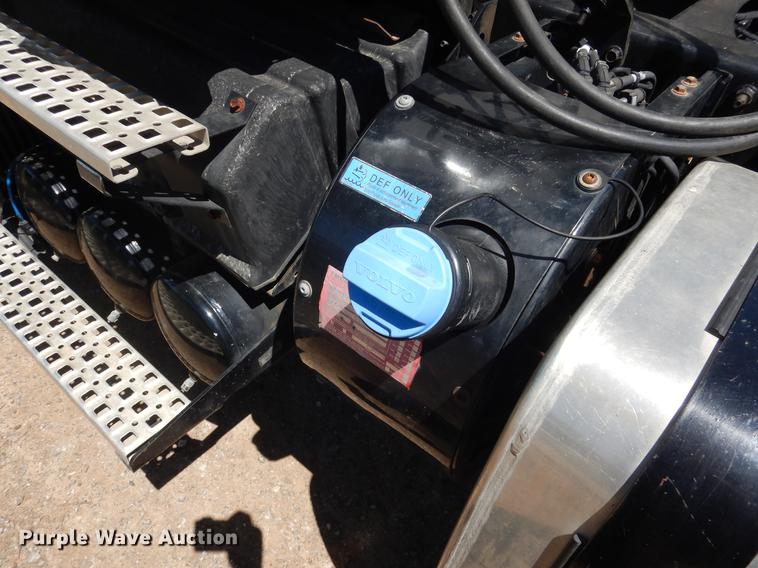 image for item DE8546 2012 Volvo VNM62T200 semi truck