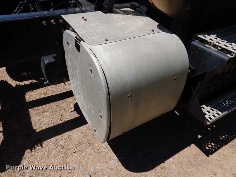 image for item DE8546 2012 Volvo VNM62T200 semi truck