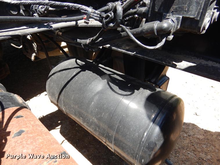 image for item DE8546 2012 Volvo VNM62T200 semi truck