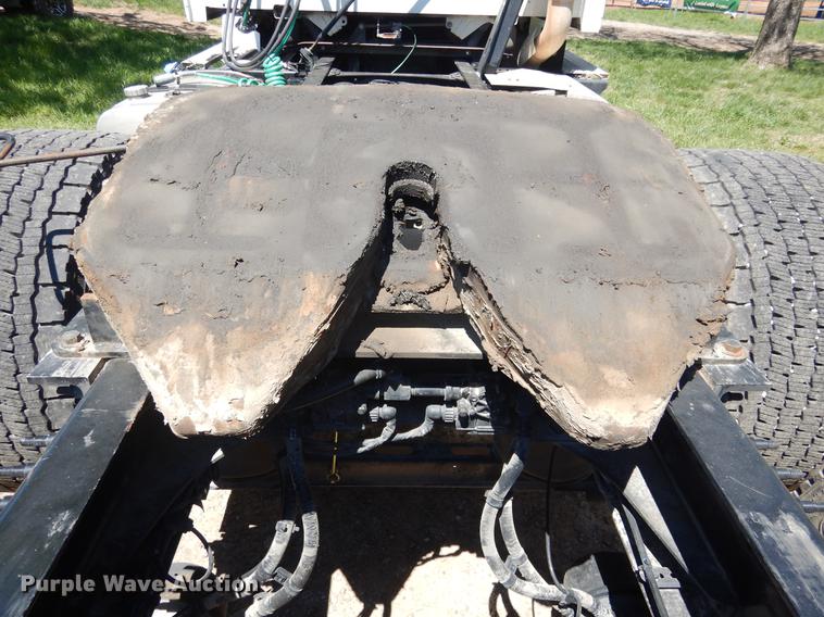 image for item DE8546 2012 Volvo VNM62T200 semi truck