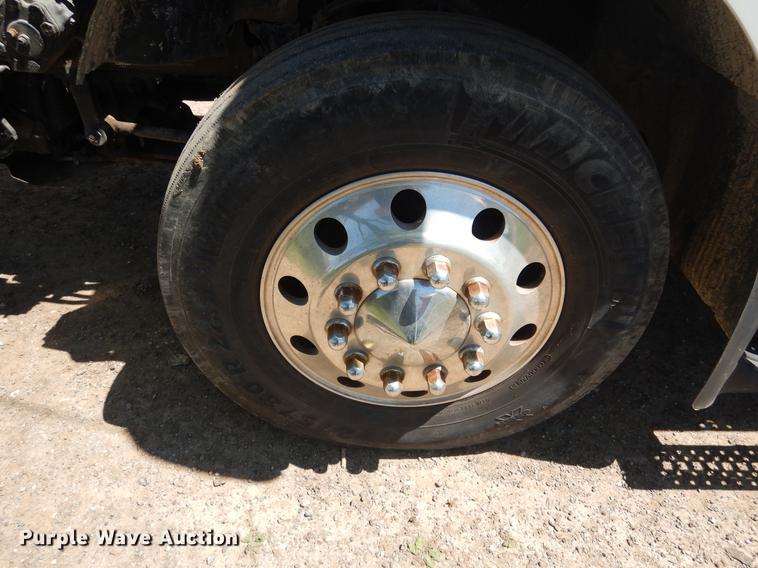 image for item DE8546 2012 Volvo VNM62T200 semi truck