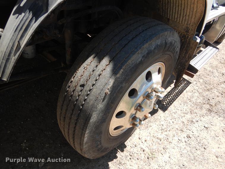 image for item DE8546 2012 Volvo VNM62T200 semi truck