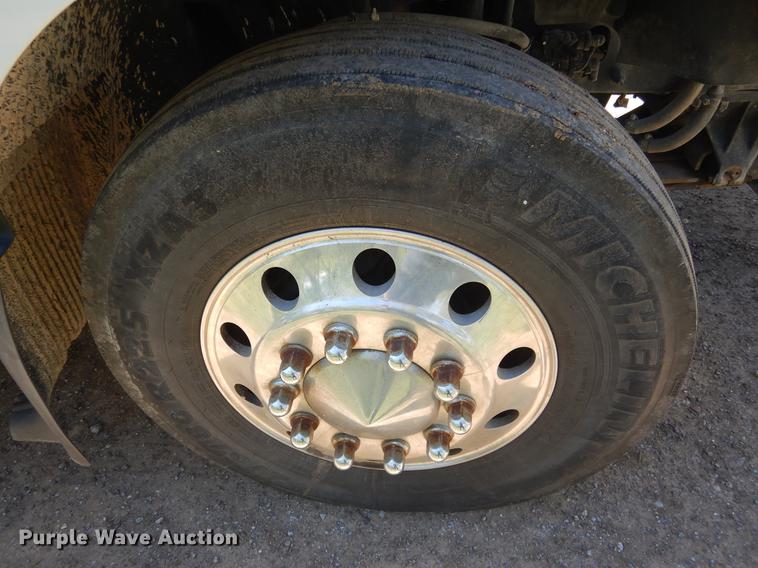 image for item DE8546 2012 Volvo VNM62T200 semi truck