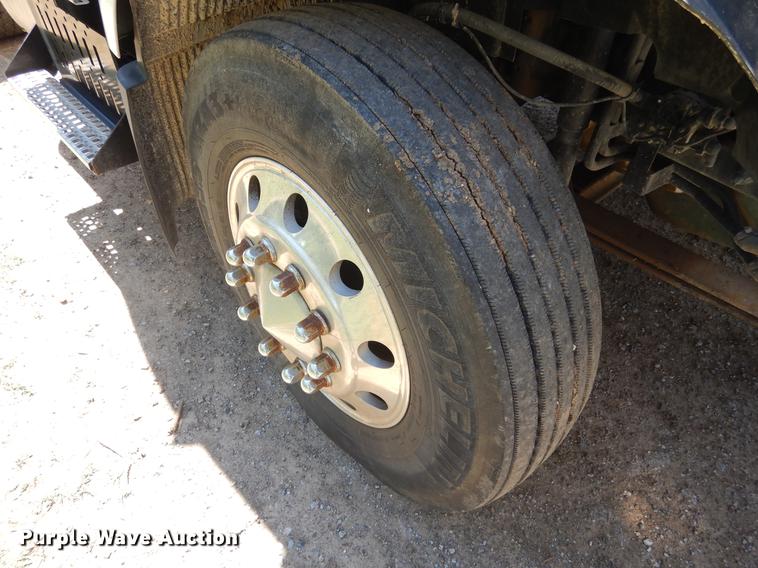 image for item DE8546 2012 Volvo VNM62T200 semi truck