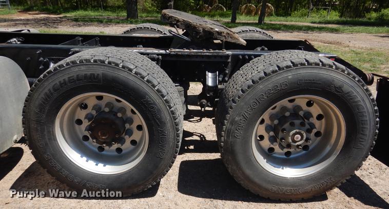 image for item DE8546 2012 Volvo VNM62T200 semi truck