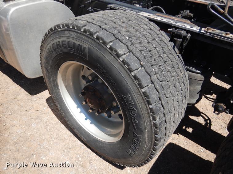 image for item DE8546 2012 Volvo VNM62T200 semi truck