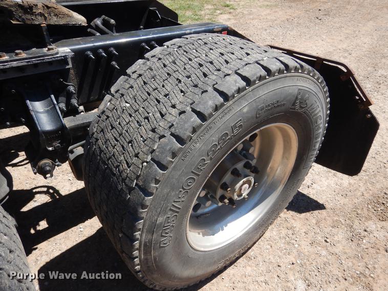 image for item DE8546 2012 Volvo VNM62T200 semi truck