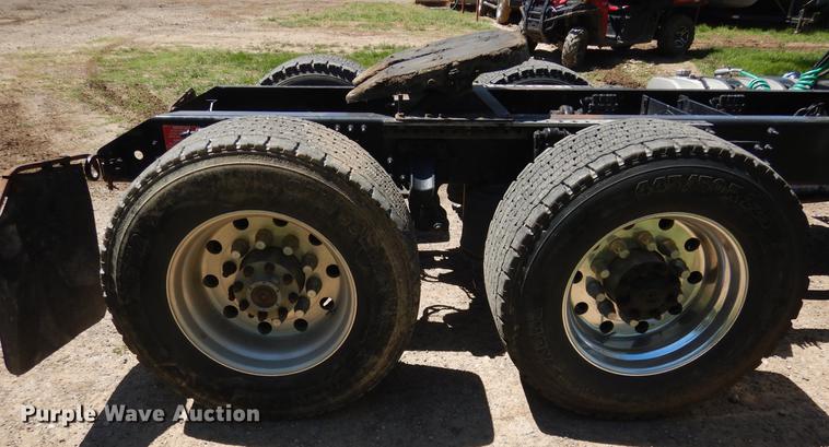 image for item DE8546 2012 Volvo VNM62T200 semi truck