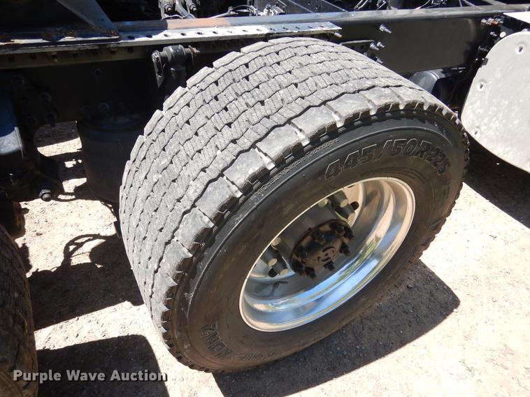 image for item DE8546 2012 Volvo VNM62T200 semi truck