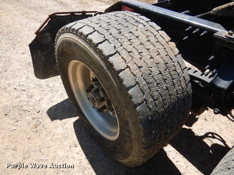 image for item DE8546 2012 Volvo VNM62T200 semi truck