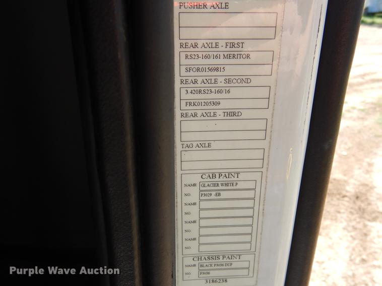 image for item DE8546 2012 Volvo VNM62T200 semi truck