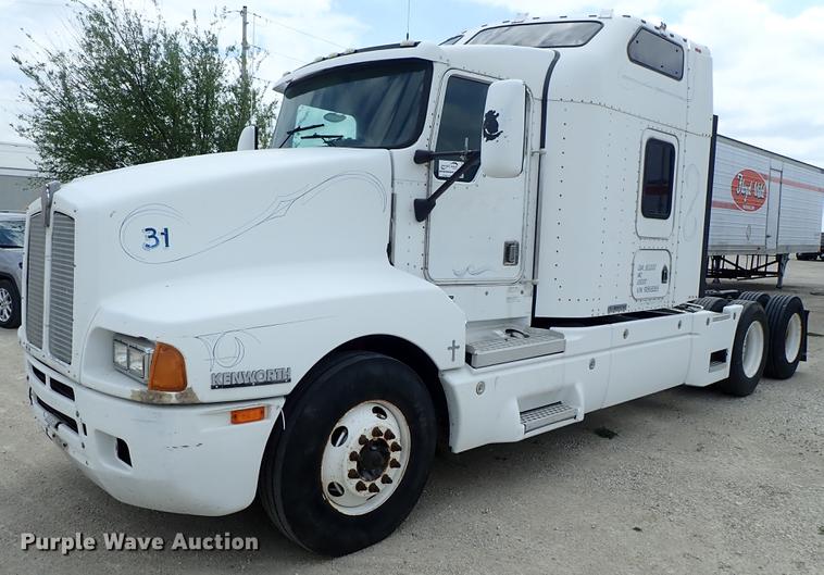 image for item DF1110 2001 Kenworth T600 semi truck