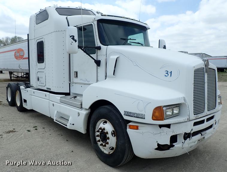 image for item DF1110 2001 Kenworth T600 semi truck