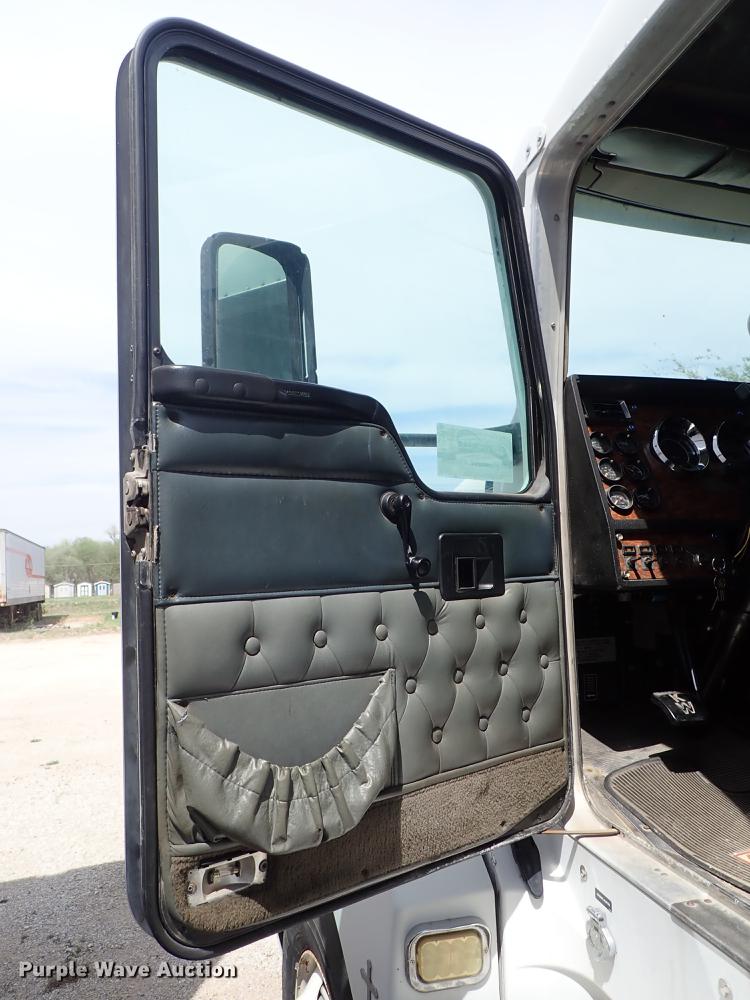 image for item DF1110 2001 Kenworth T600 semi truck