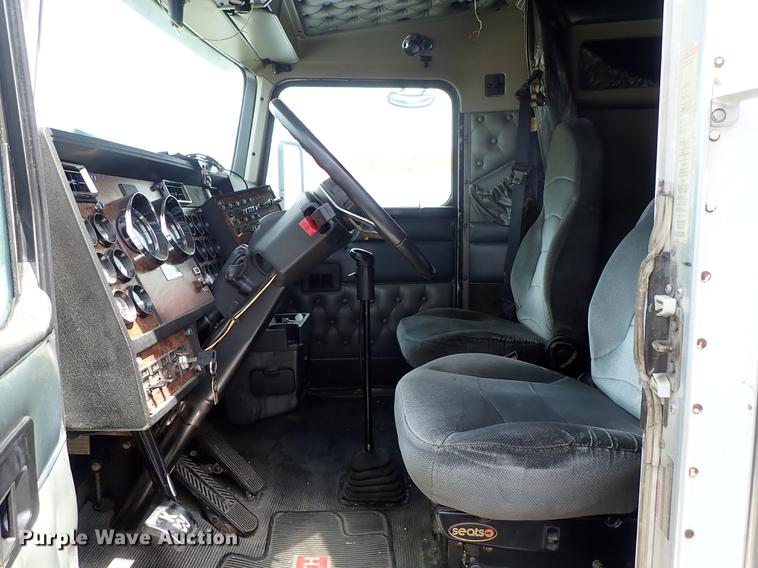 image for item DF1110 2001 Kenworth T600 semi truck