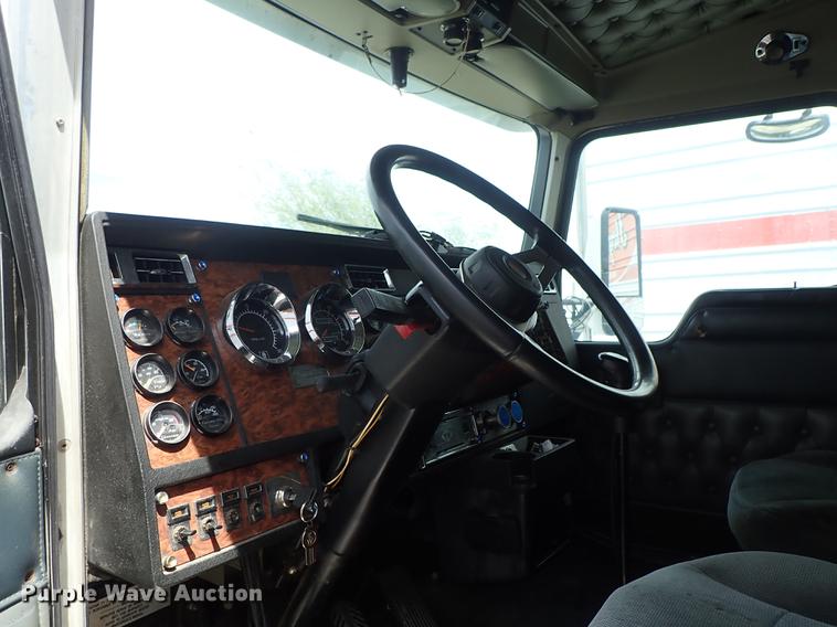 image for item DF1110 2001 Kenworth T600 semi truck