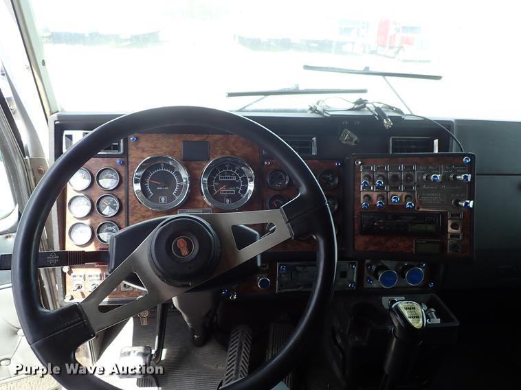 image for item DF1110 2001 Kenworth T600 semi truck