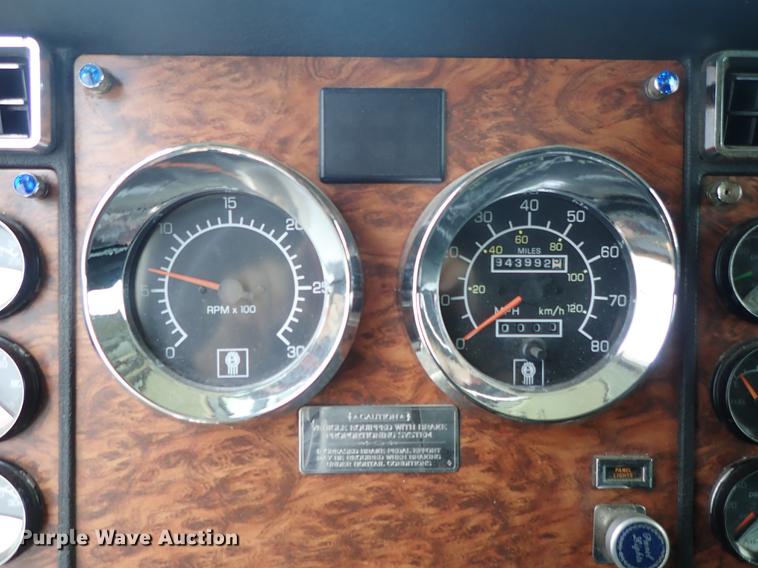 image for item DF1110 2001 Kenworth T600 semi truck