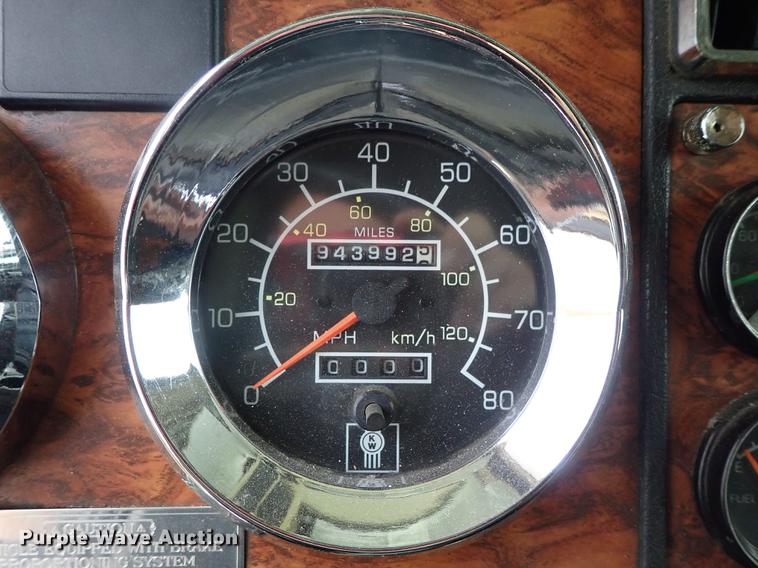 image for item DF1110 2001 Kenworth T600 semi truck