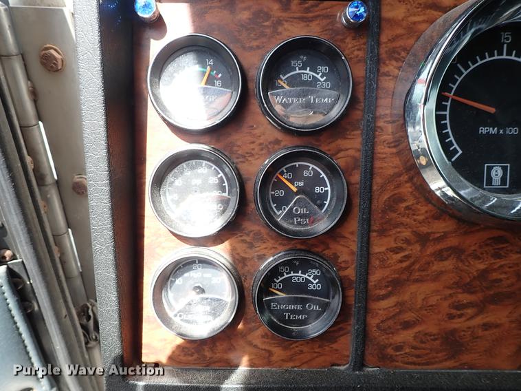 image for item DF1110 2001 Kenworth T600 semi truck