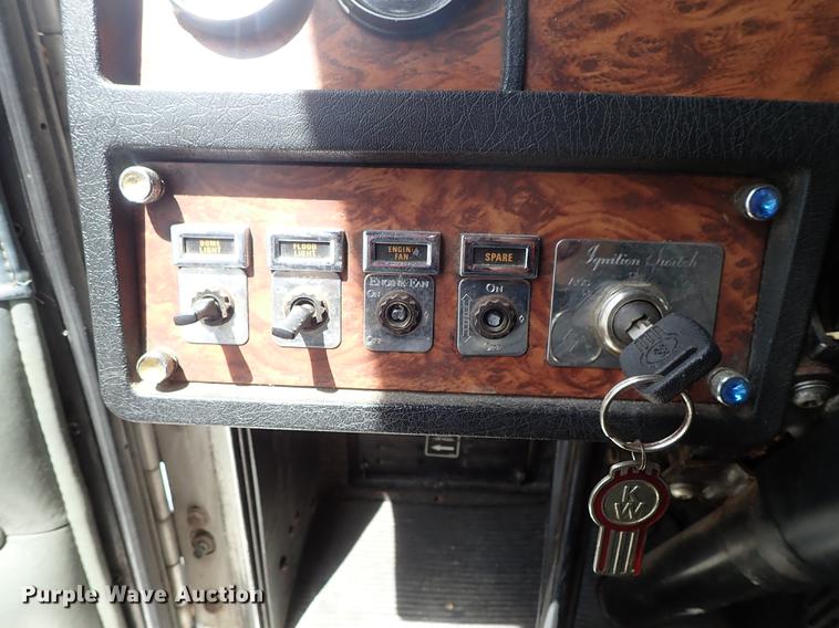 image for item DF1110 2001 Kenworth T600 semi truck