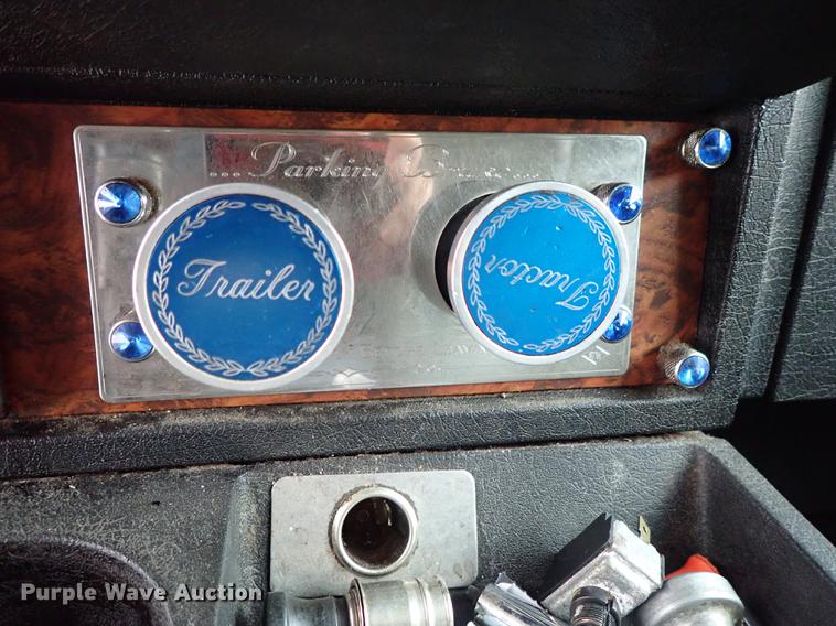 image for item DF1110 2001 Kenworth T600 semi truck