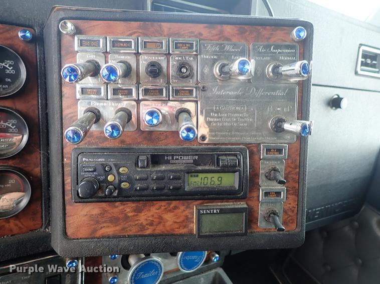 image for item DF1110 2001 Kenworth T600 semi truck