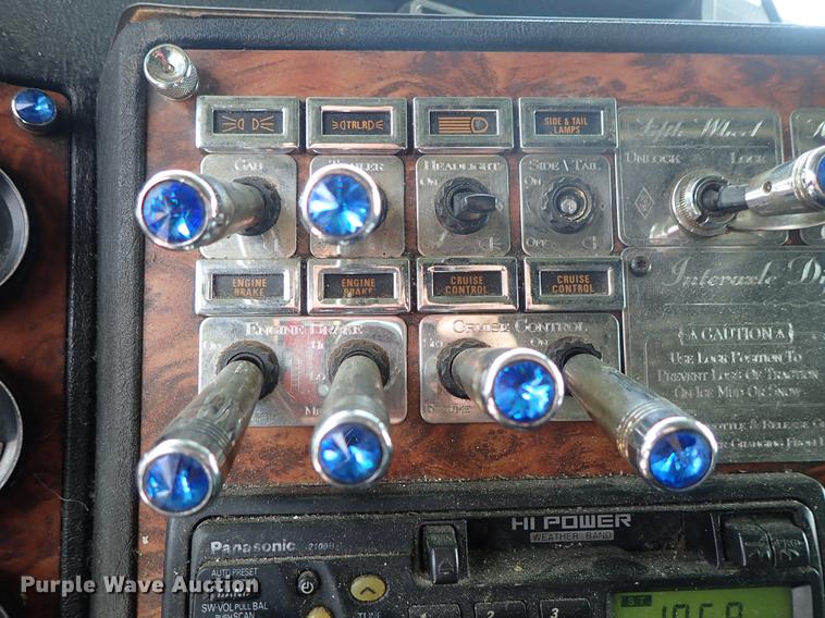 image for item DF1110 2001 Kenworth T600 semi truck